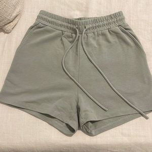 HIGHWAISTED SWEATSHORTS W/ POCKETS